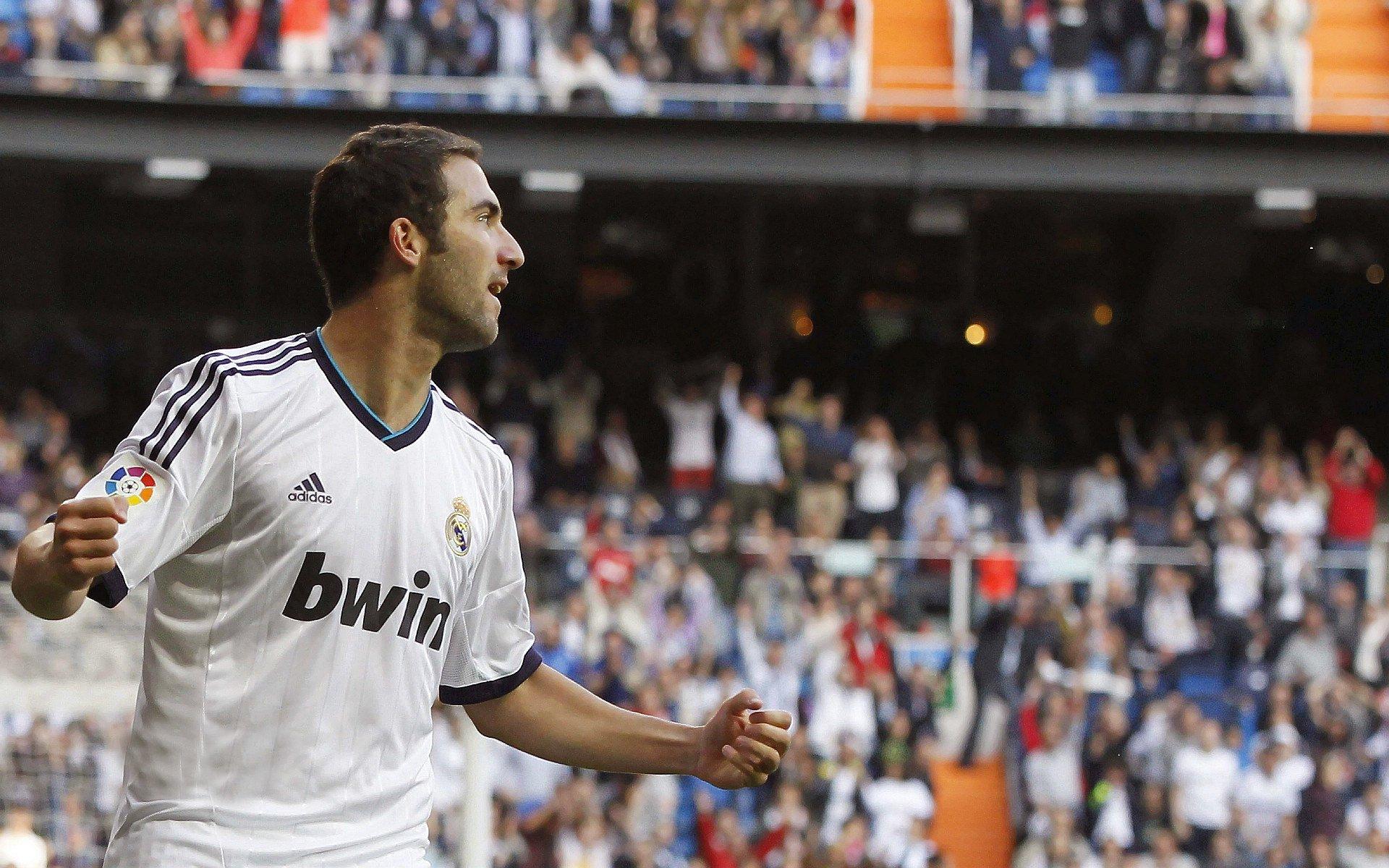 早报,拜仁轻取巴萨,C罗质疑林加德叛国风波引爆足坛